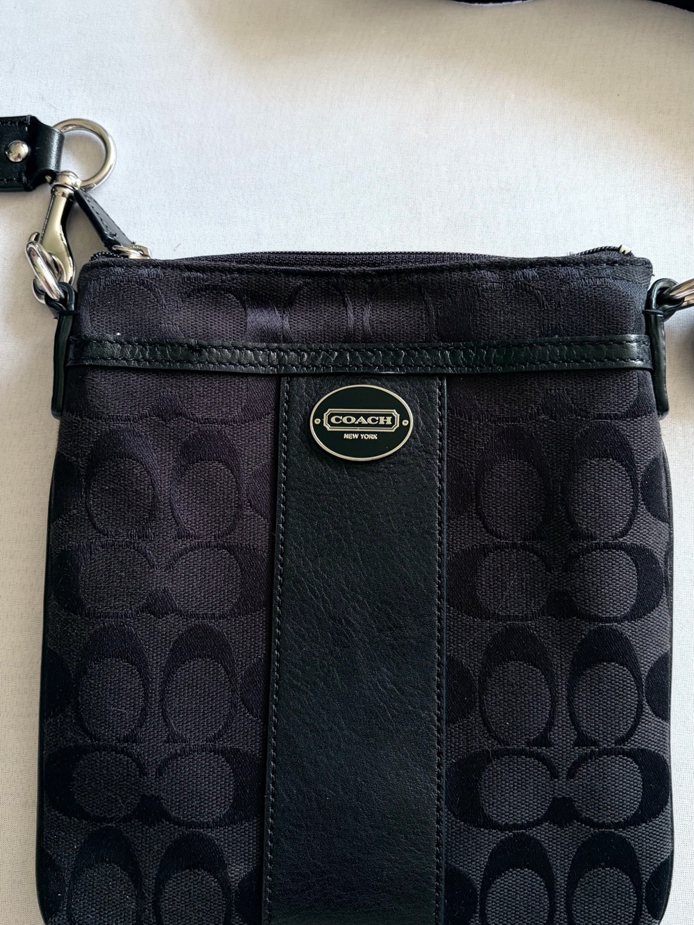 COACH Sutton Black Signature Canvas Swingpack Crossbody Bag Logo Cond Excellent